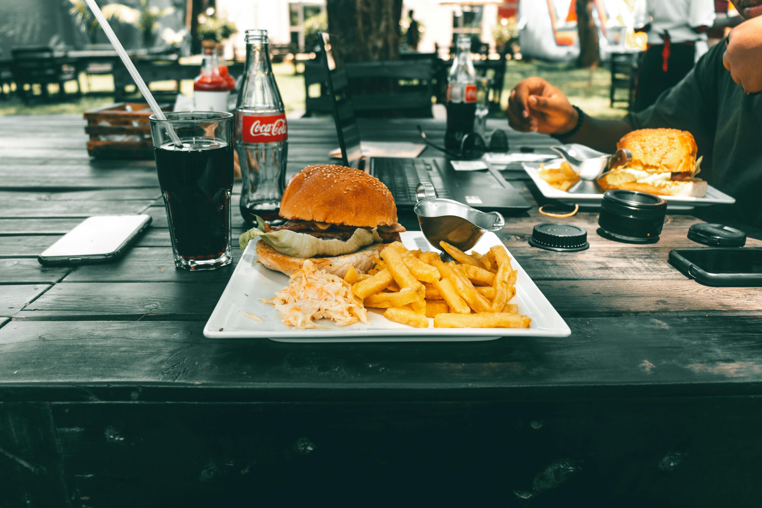 Medicamentos como Ozempic e Mounjaro estão mudando hábitos de consumo no mundo todo. Descubra como marcas de alimentos, bebidas e fast-food estão se reinventando diante de uma nova geração que come menos, busca mais saúde e redefine o mercado.