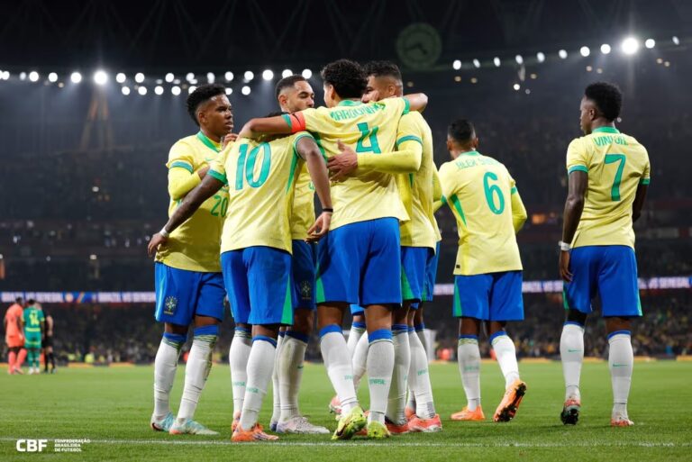 Enquanto seleções disputam a Copa do Mundo, marcas competem por visibilidade no Google e nas IAs. Entenda por que SEO, GEO e conteúdo estratégico continuam decisivos em 2026. Slug: copa-do-mundo-seo-geo-primeira-posicao-2026
